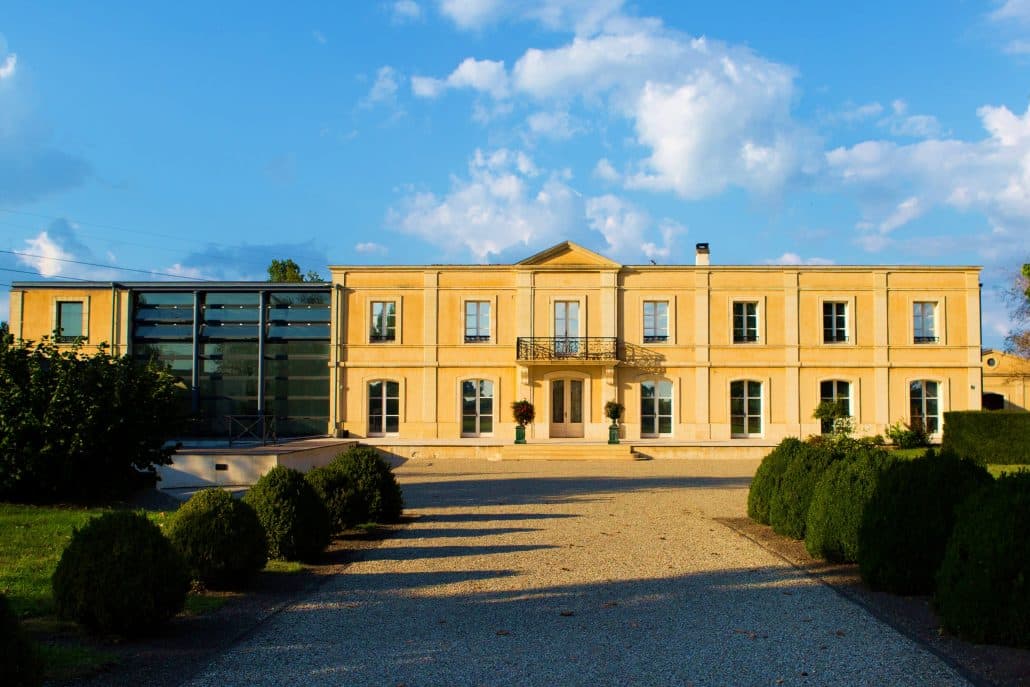 Le Château Bertinerie et sa cour d’honneur à Cubnezais