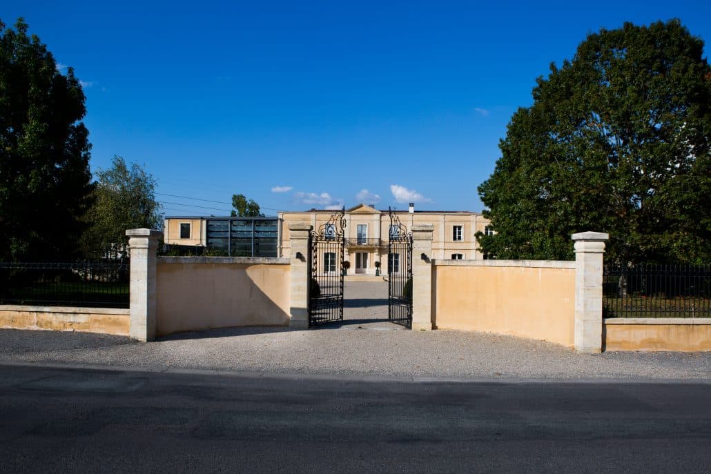 Cour et parking du Château Bertinerie