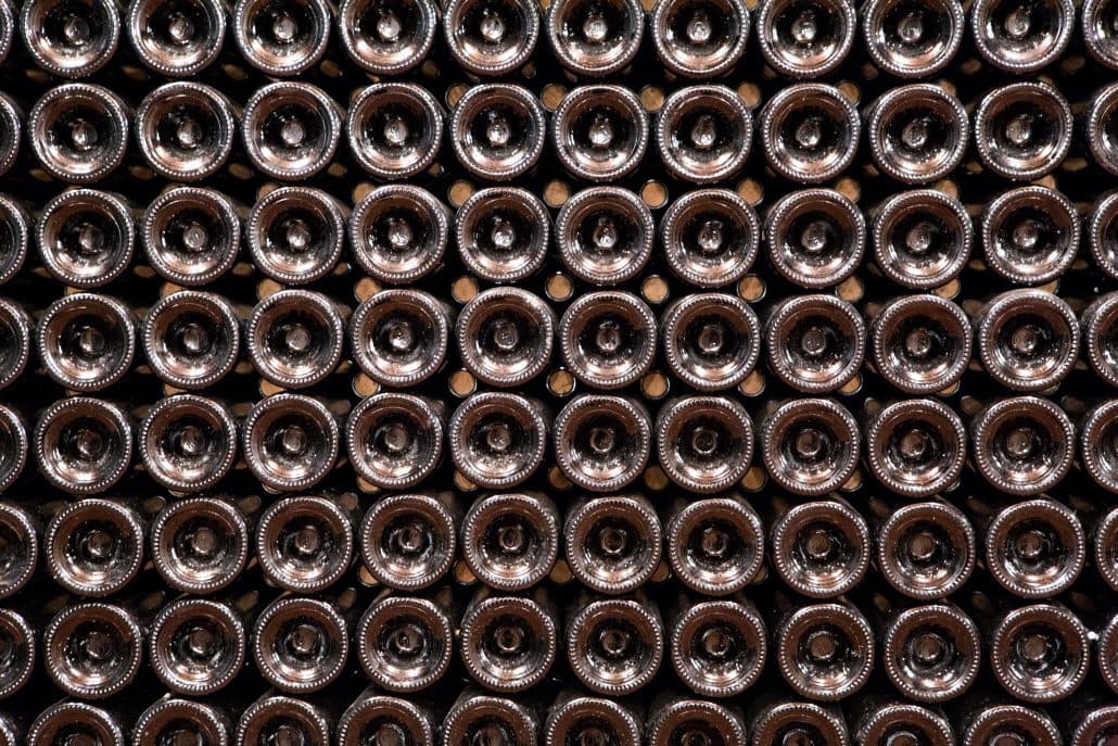 Bouteilles reposant dans les caves du Château Bertinerie